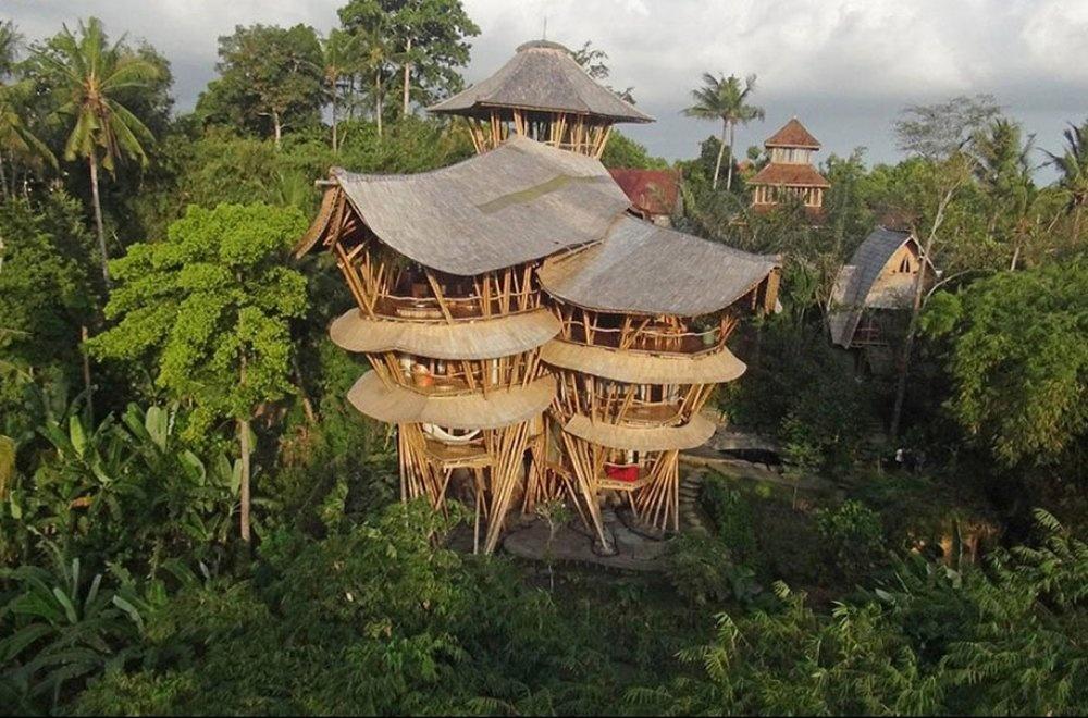 Девушка бросила работу, уехала на Бали и построила там обалденный дом из бамбука